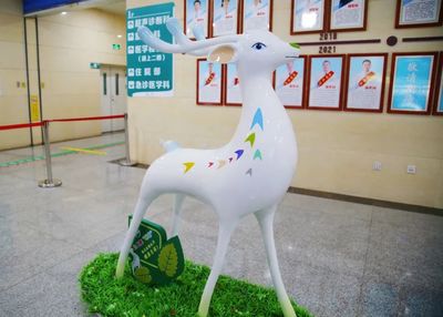 內(nèi)蒙古包鋼醫(yī)院舉行航天醫(yī)科吉祥物九色鹿“呦呦”雕塑揭幕儀式，呦呦鹿科技助力健康中國
